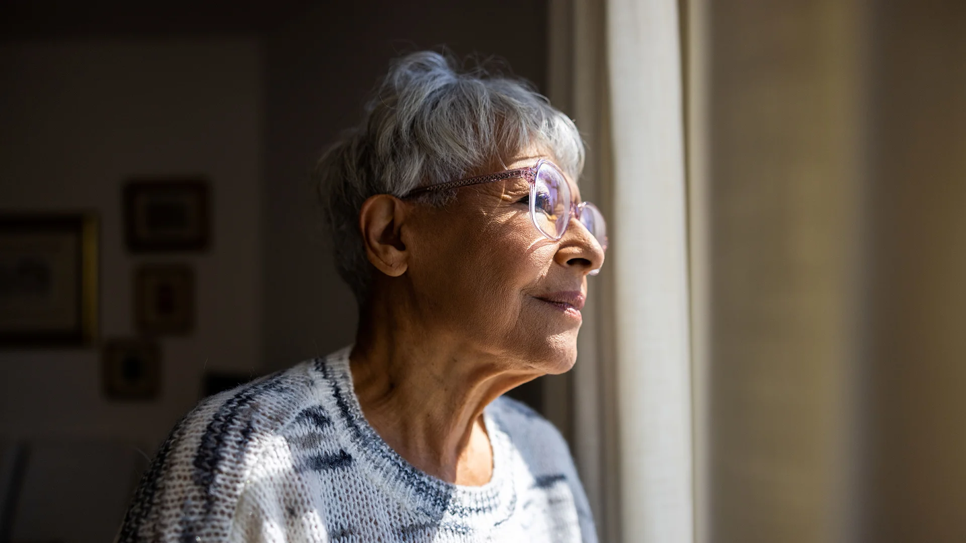 A grandma looking out of the window (photo)